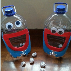 Actividad de motricidad fina con botellas y pompones